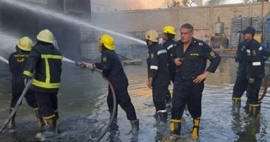 مساعد الوزير للحماية المدنية يرتدى زى الإطفاء للمساعدة فى إخماد حريق أكتوبر