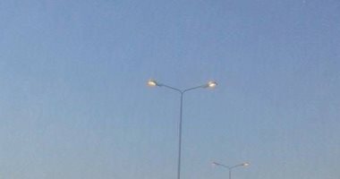 أعمدة كهرباء مضاءة نهارا على محور سعد الدين الشاذلى