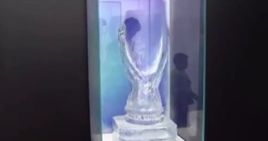 بالفيديو.. ريال مدريد يحتفل بالسوبر الأوروبى بنسخة جليدية