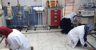 أطباء يؤكدون دورهم الإنسانى بالمشاركة فى نظافة مستشفى بورسعيد الأميرى