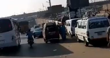 بالفيديو.. قارئ يرصد الفوضى المرورية على الطريق الدائرى 