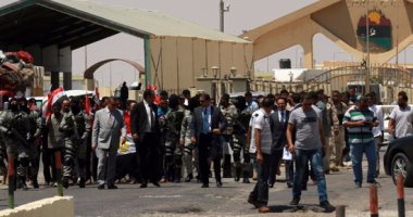وصول المصريين المحررين من قبضة مسلحين فى ليبيا إلى معبر السلوم 