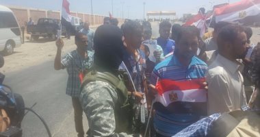 المصريون المحررون فى ليبيا يرددون "تحيا مصر" فور وصولهم منفذ السلوم