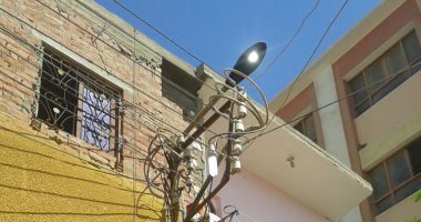 إضاءة أعمدة الكهرباء نهارا فى قرية "بلة المستجدة" ببنى مزار