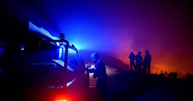 رجال الإطفاء يحاولون احتواء آخر الحرائق النشطة فى ماديرا بالبرتغال