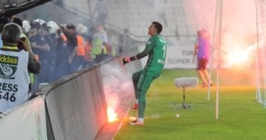 بالفيديو.. حارس جالطة سراى ينفجر فى وجه جماهيره بسبب الشغب فى سوبر تركيا