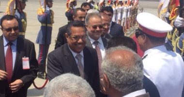 رئيس الوزراء ونظيره اليمنى يغادران مطار القاهرة 