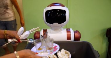 بالصور.. روبوت ذكى بمقهى سنغافورى لجمع الأطباق بدلا من "الجرسون"