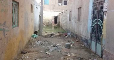 بالصور.. مياه الصرف الصحى تغرق شوارع قرية أبو سنة بقليوب