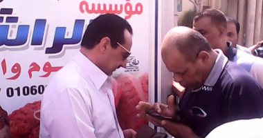 بالصور.. رئيس مدينة المحلة يتابع قوافل أسواق تحيا مصر بقرية سندسيس