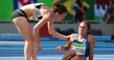 أولمبياد 2016.. عداءة نيوزيلندية تخرج من السباق للاطمئنان على منافسة مصابة