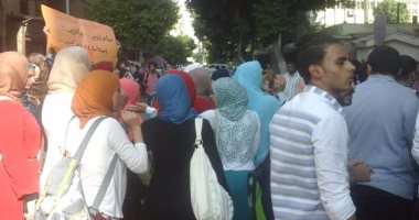 خريجو معاهد التمريض يعاودون التظاهر أمام وزارة التعليم العالى