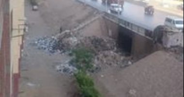 بالصور.. القمامة تغلق نفق الدائرى بمحطة مسجد الرحمن فى الهرم