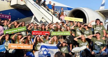 بالصور.. 233 مهاجرا من أمريكا وكندا يصلون إسرائيل..ويرفعون "الجولان لنا" 
