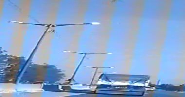 أعمدة إنارة مضاءة نهارا بمدينة بركة السبع فى المنوفية 