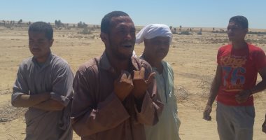 بالفيديو والصور.. مزارعو الفيوم يستقبلون وزير الرى بالمحاصيل التالفة