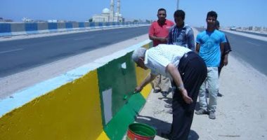 بالصور.. رئيس مدينة طور سيناء يقوم بدهان بلدورات طريق الفيروز