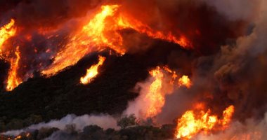 حريق ضخم فى ولاية كاليفورنيا الأمريكية وإجلاء 83 ألف شخص 