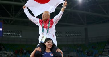 أولمبياد 2016.. مصارعة يابانية تحمل مدربها احتفالا بالتتويج بالذهبية
