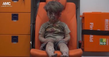 بالصور.. طفل سورى جديد يصدم العالم بصمته