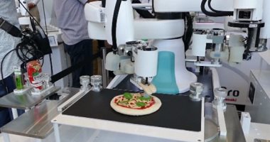 بالصور.. روبوت يابانى جديد لإعداد السوشى والبيتزا 201608181258435843