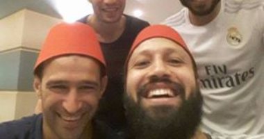 لاعبو سموحة يحتفلون ''بالطرابيش'' لانضمام حسام باولو للمنتخب
