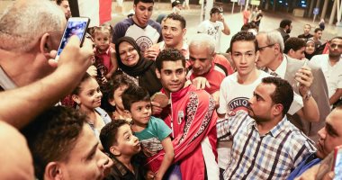 وصول أهالى أبطال رفع الأثقال فى الأوليمبياد مطار القاهرة