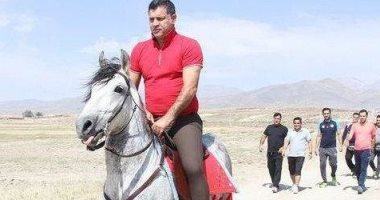 بالصور.. على دائى يقود تدريب النفط الإيرانى فى الصحراء على ظهر حصان