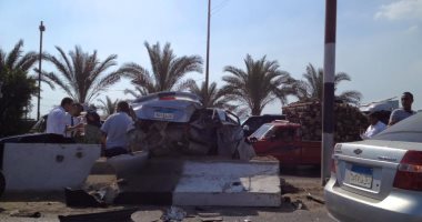 إصابة 5 أشخاص فى حادث اصطدام سيارة بالحاجز الخرسانى لطريق إسكندرية مطروح