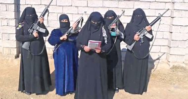 نساء الموصل يخلعن زى داعش الأسود وإحراقه بالمناطق المحررة من التنظيم 