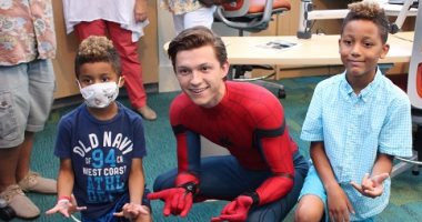 بالصور.. النجم توم هولاند يزور مستشفى للأطفال مرتديا ملابس "سبايدر مان"