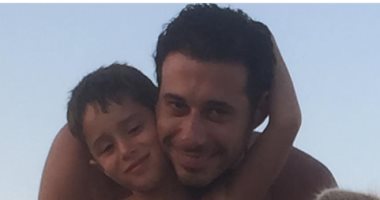 أحمد السعدنى ينشر صورة مع ابنه ويعلق: "أدى الجمل وادى الجمال"