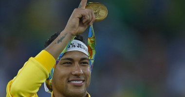 بالفيديو.. نيمار يتشاجر مع مشجع برازيلى بعد الاحتفال بذهبية الأولمبياد
