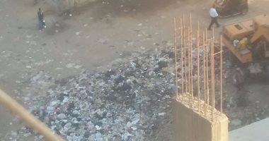 القمامة تعيق أهالى مساكن الدلتا بشبرا الخيمة من المرور