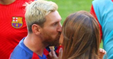 بالصور.. أنطونيلا تكافئ ميسي بـ"قبلة ساخنة" بعد سداسية ريال بيتيس