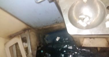 بالصور .. راكب قطار "أسيوط - القاهرة" يرصد سوء نظافة دورات المياه