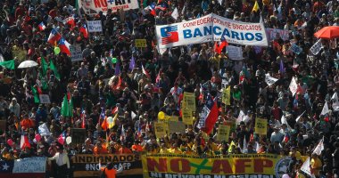 التشيليون يصعدون مطالبهم لإصلاح نظام المعاشات بمظاهرات فى كل أنحاء البلاد