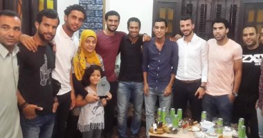 بالصور.. لاعبو الإسماعيلى يحتفلون ببطلة الأثقال الأولمبية ويهدونها "درع"