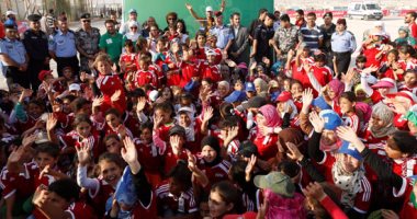 فرقة من أطفال سوريا اللاجئات تخوض مباراة كرة قدم وتحصل على "كأس العالم"