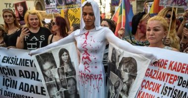 بالصور.. مثليون يطالبون بمواجهة جرائم الكراهية بعد مقتل متحولة جنسيا بتركيا