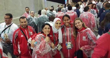 بالصور.. البعثة المصرية بالأولمبياد ترتدى معاطف بلاستيك بسبب الأمطار