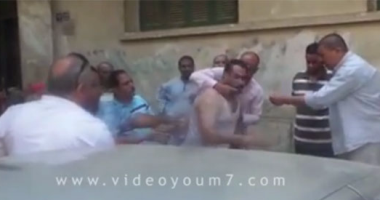 بالفيديو.. عامل يحاول حرق نفسه أمام مجلس الوزراء بعد فصله من العمل