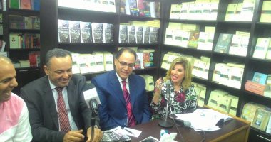 عمرو الشوبكى خلال توقيع "العشق والثورة": كل مؤسسات الدولة تحتاج إلى إصلاح