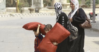 عائلات سورية تغادر " الحسكة " هرباً  من جحيم المواجهات بين الأكراد وجيش الأسد 
