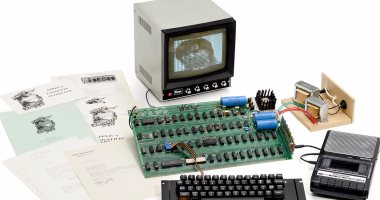 بالصور.. نسخة نادرة من أول كمبيوتر لشركة أبل فى مزاد علنى بمليون دولار