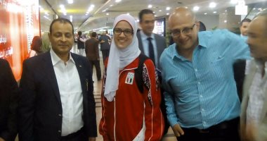 بالصور.. هداية ملاك بطلة الألمبياد تصل مطار القاهرة وسط استقبال حافل