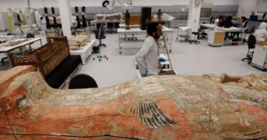 الأيدى الماهرة ترمم الآثار المصرية بالمتحف الكبير