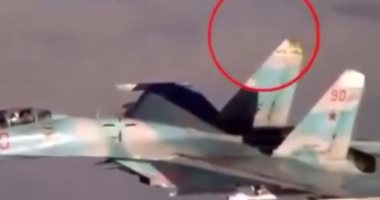 بالفيديو.. طائرة حربية روسية تطير بجناح مكسور