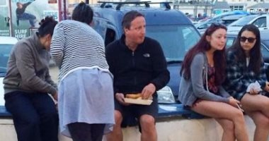 بعد شهرين من استقالته.. ديفيد كاميرون يأكل على الرصيف فى بريطانيا 