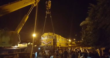 بالصور .. تأخر قطار (أسوان – القاهرة ) بسبب خروج  جرار عن القضبان 